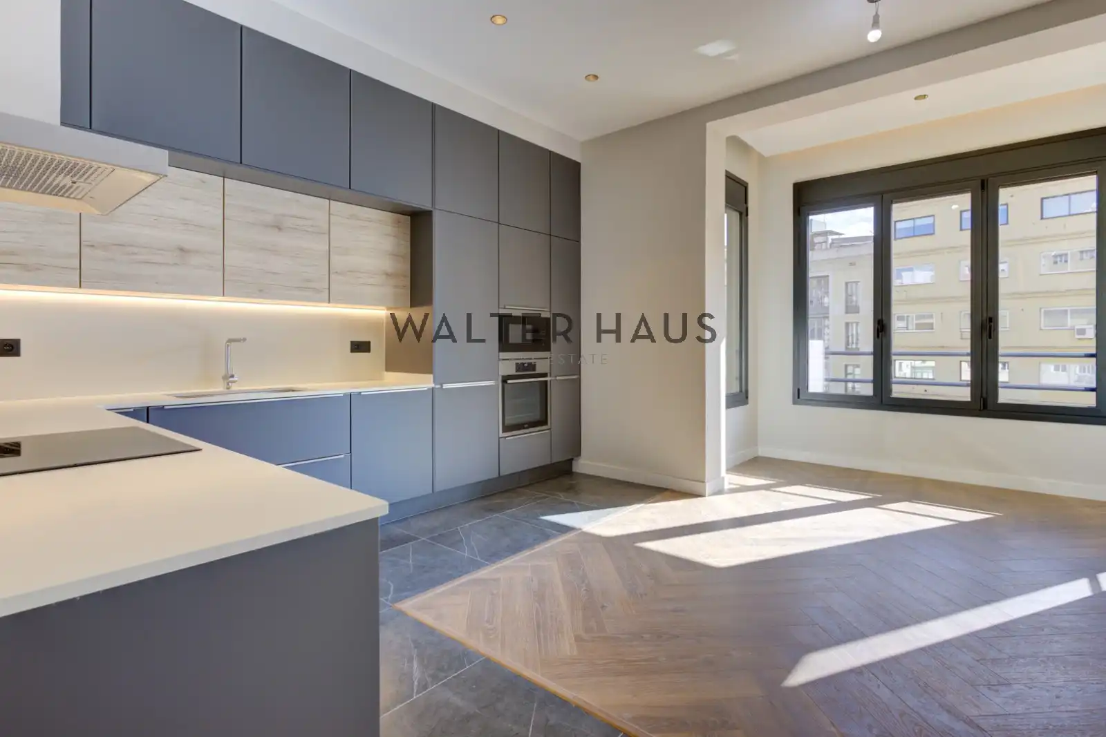 Kitchen of Flat for sale in Barcelona  with Air Conditioner, Heating and Oven