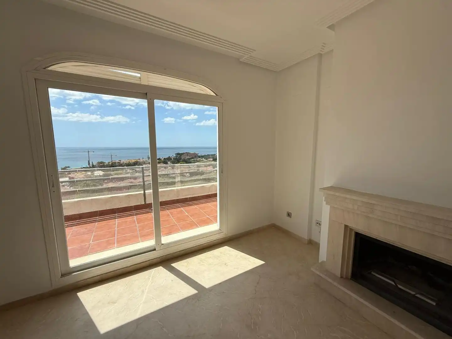 Sala de estar de Ático en venta en Manilva con Calefacción, Terraza y Trastero