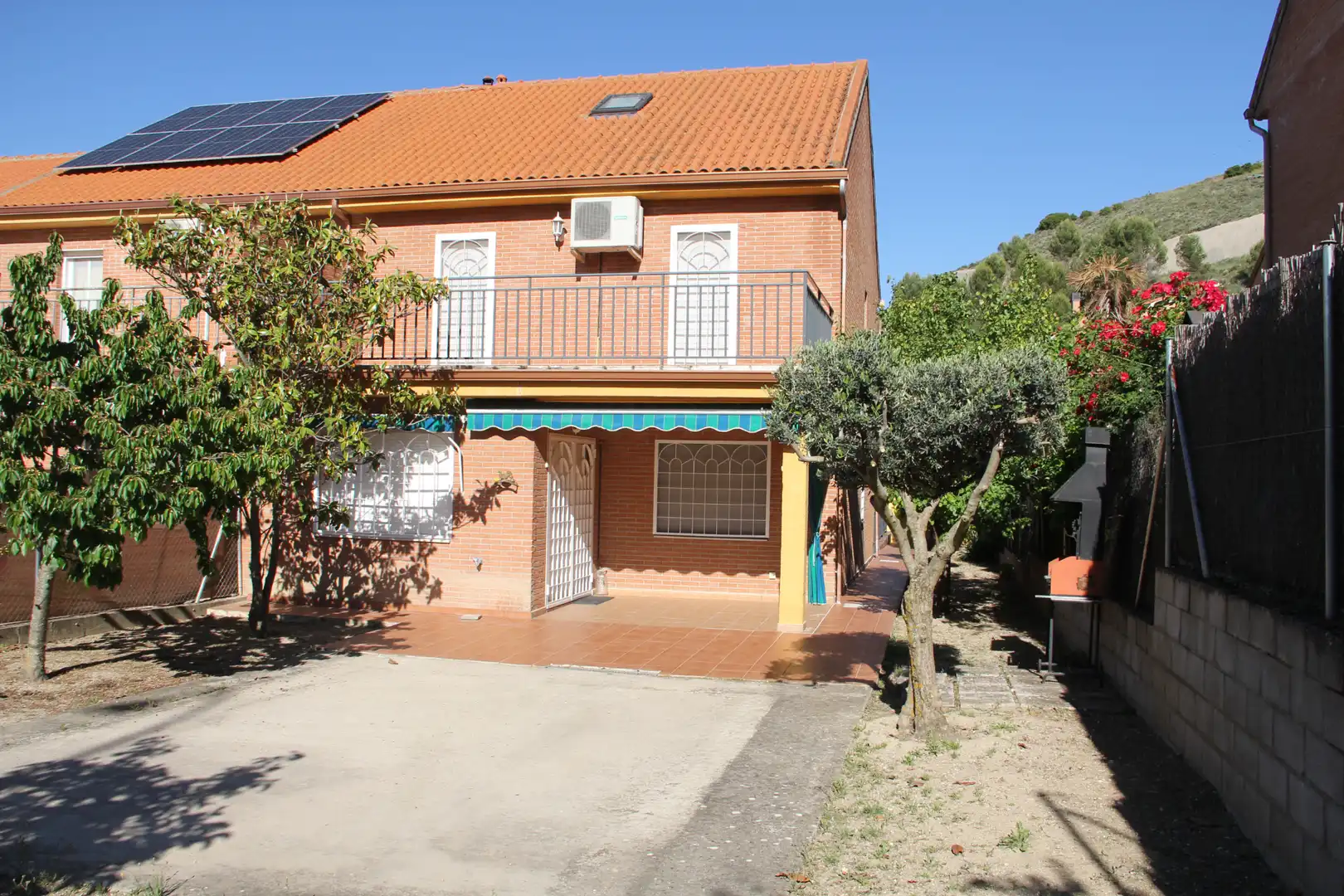 Außenansicht von Haus oder Chalet zum Verkauf in Villalbilla mit Klimaanlage, Heizung und Privatgarten