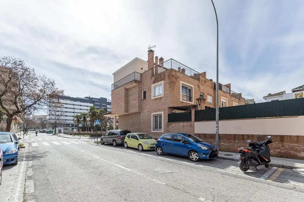 Vista exterior de Casa adosada en venta en Granada con Calefacción, Jardín privado y Terraza