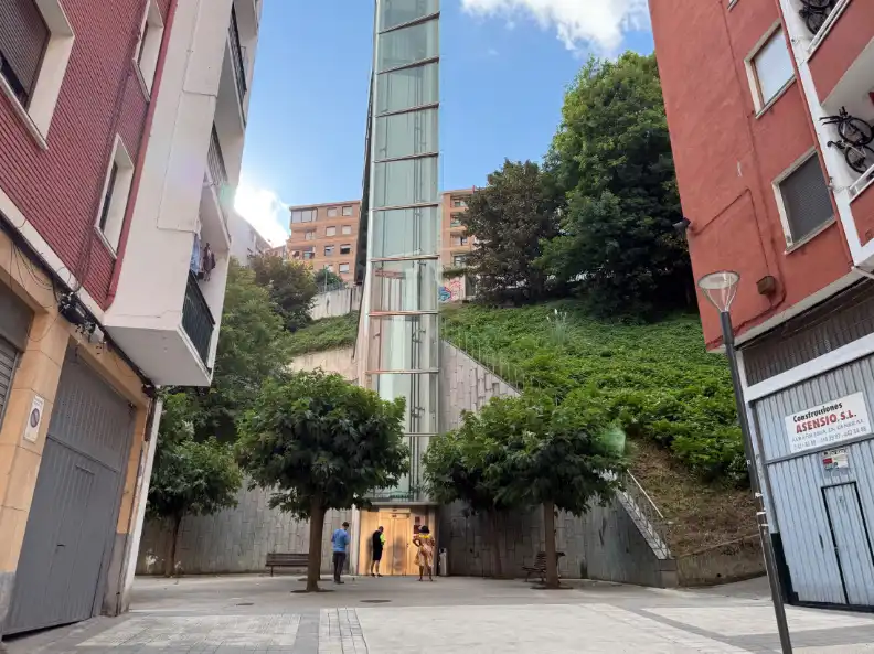 Vista exterior de Piso en venta en Bilbao  con Calefacción
