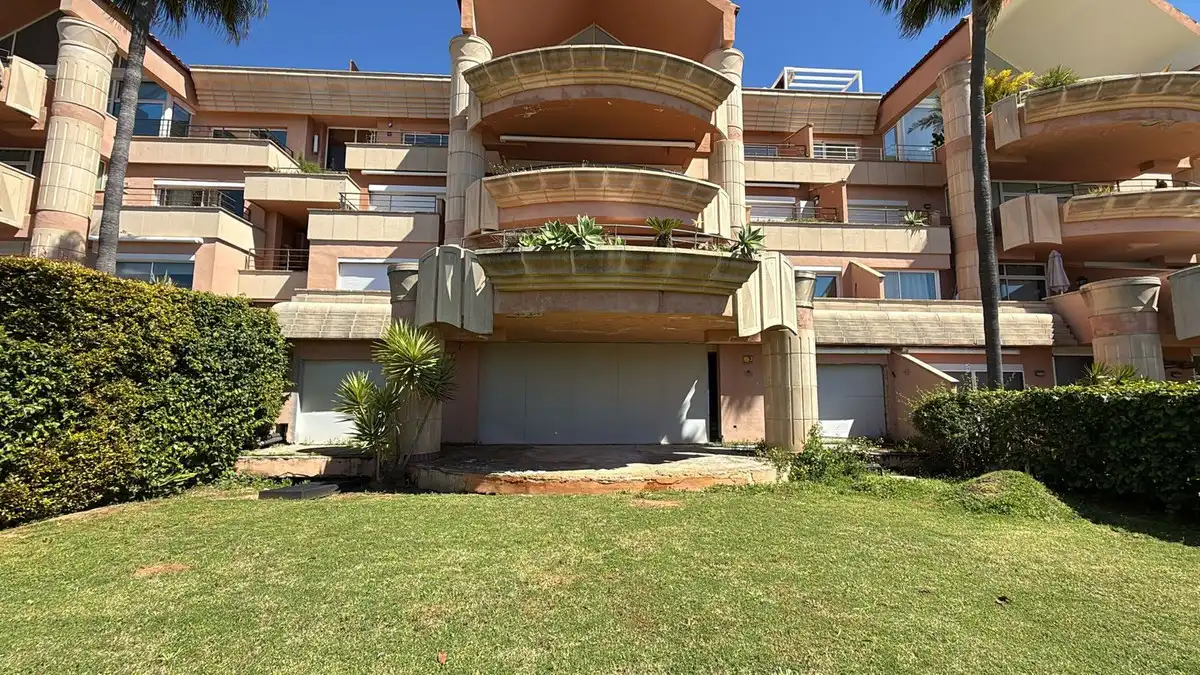 Vista exterior de Pis en venda en Marbella amb Aire condicionat