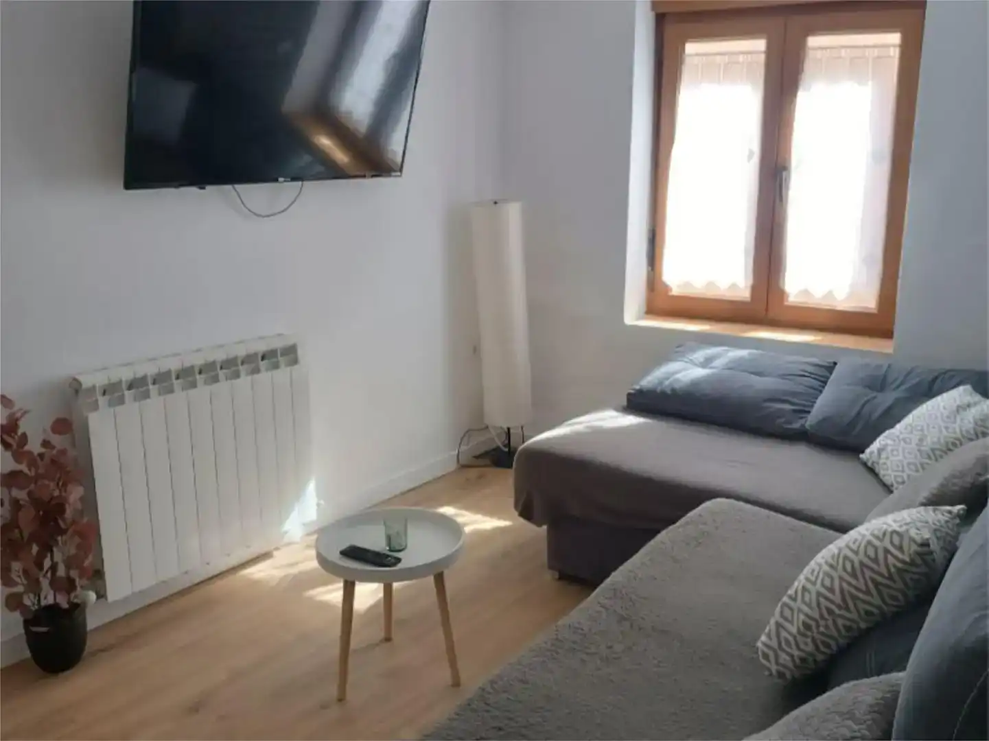 Sala d'estar de Casa adosada en venda en Abia de las Torres amb Parquet i Moblat