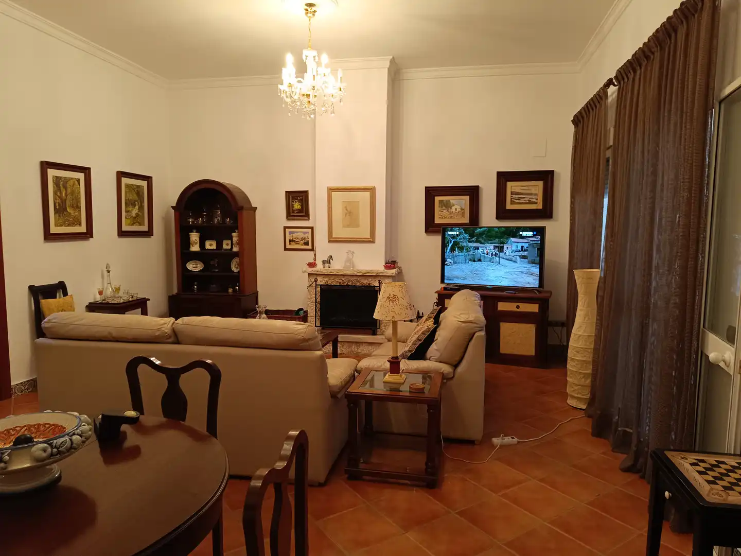 Sala d'estar de Casa o xalet en venda en Carmona amb Aire condicionat, Jardí privat i Terrassa