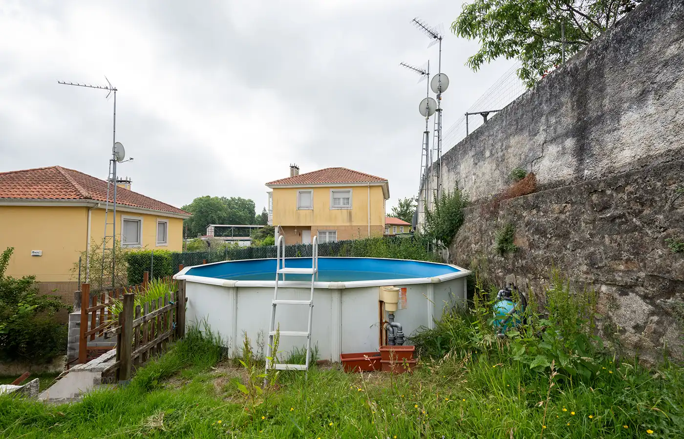Piscina de Casa o chalet en venta en Oleiros con Calefacción, Jardín privado y Parquet
