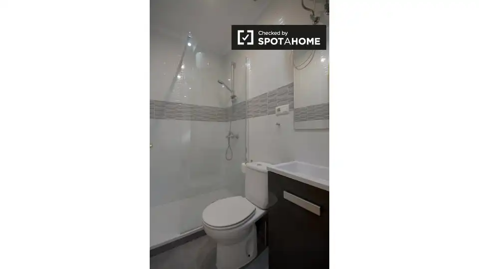 Bathroom of Flat for rent in Madrid  with Air Conditioner, Heating and Furnished