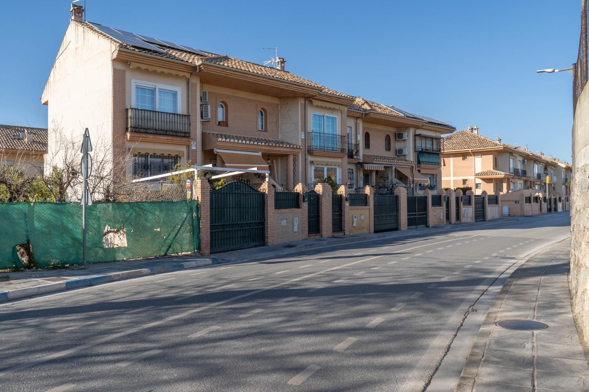 Vista exterior de Casa adosada en venta en Ogíjares con Aire acondicionado, Calefacción y Terraza