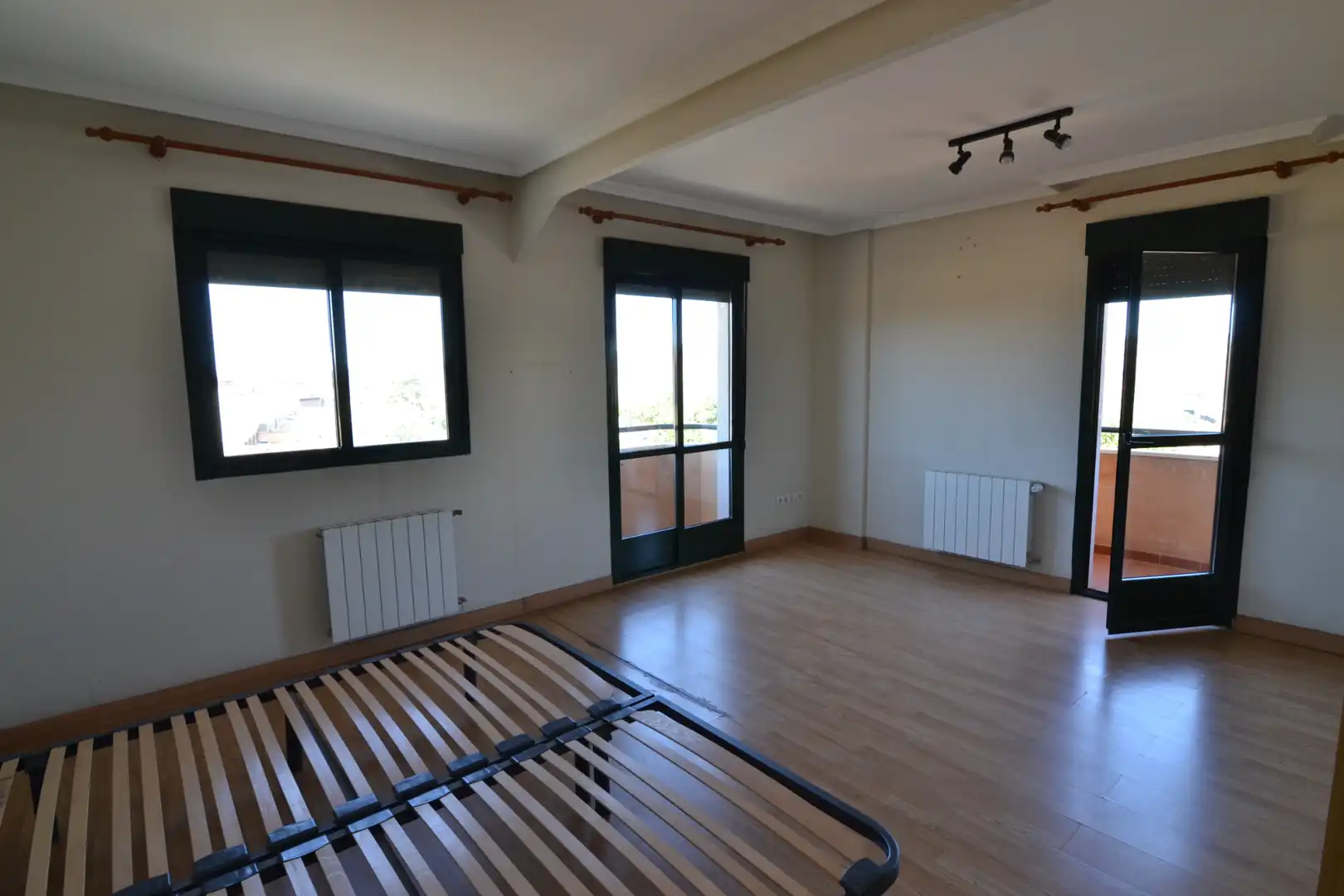 Schlafzimmer von Einfamilien-Reihenhaus zur Miete in Plasencia mit Klimaanlage, Heizung und Terrasse