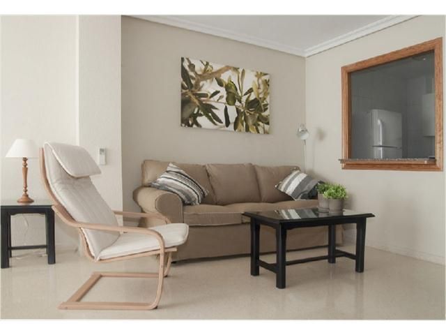 Sala d'estar de Apartament de lloguer en  Almería Capital amb Aire condicionat, Moblat i Rentadora
