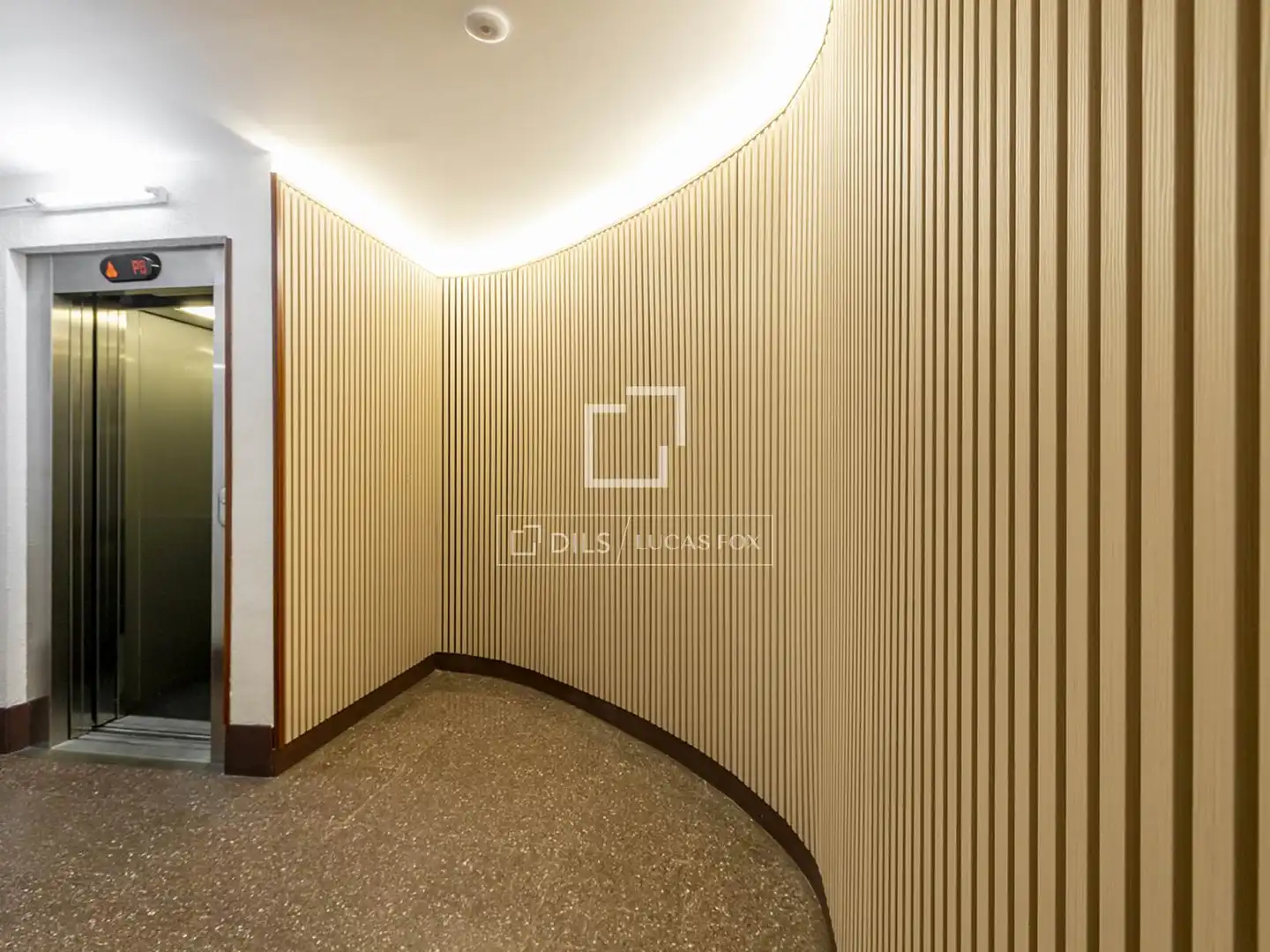 Wohnung zum Verkauf in Barcelona mit Klimaanlage, Parkett und Terrasse
