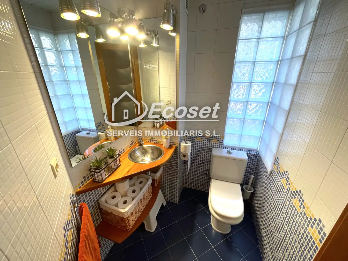 Badezimmer von Einfamilien-Reihenhaus zum Verkauf in Vallirana mit Klimaanlage, Heizung und Terrasse