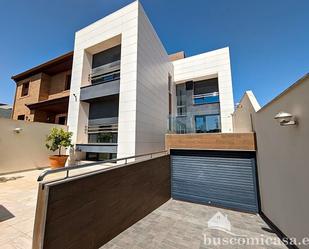 Vista exterior de Casa o xalet en venda en Linares amb Aire condicionat, Calefacció i Terrassa