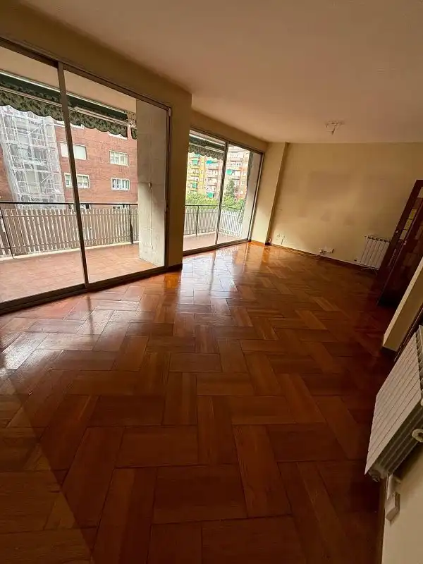 Sala d'estar de Pis en venda en Barcelona amb Aire condicionat, Calefacció i Jardí privat