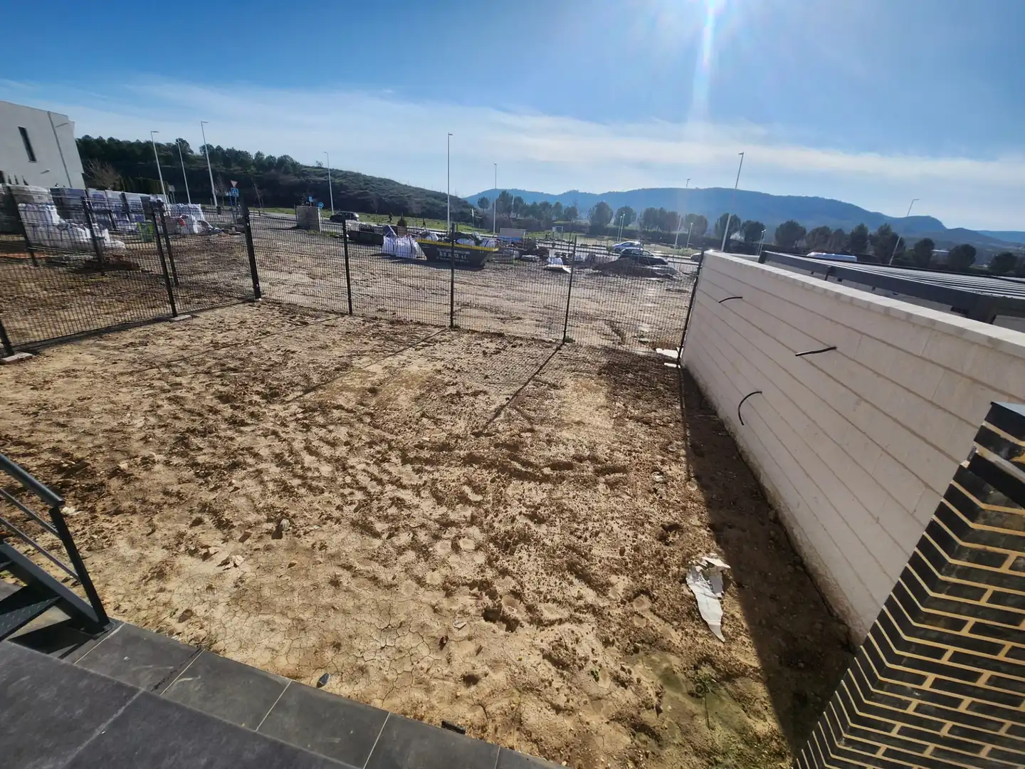 Parking de Casa adosada en venta en Villalbilla con Calefacción, Jardín privado y Trastero