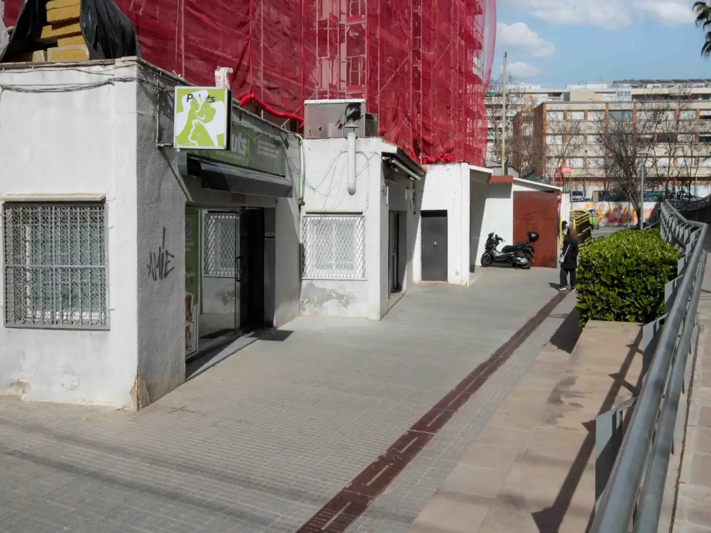 Vista exterior de Local en venta en Cornellà de Llobregat