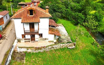 Vista exterior de Casa o xalet en venda en Grado amb Terrassa, Traster i Piscina