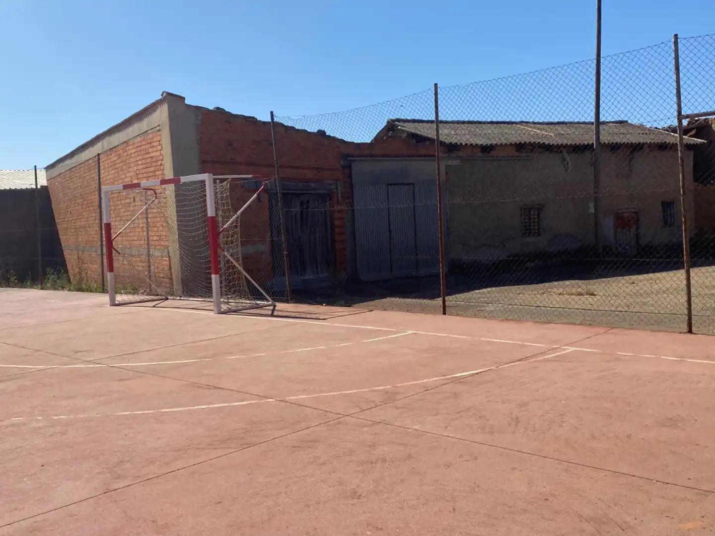 Exterior view of Commercial properties for sale in Roperuelos del Páramo