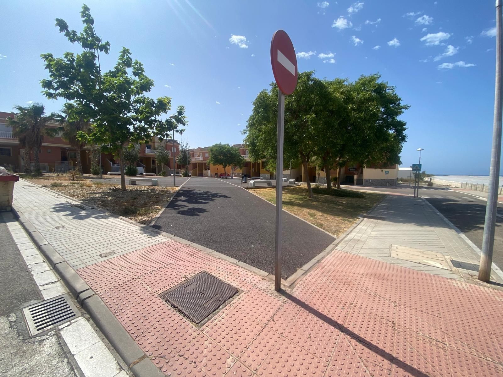 Exterior view of Single-family semi-detached for sale in  Almería Capital  with Air Conditioner, Terrace and Storage room