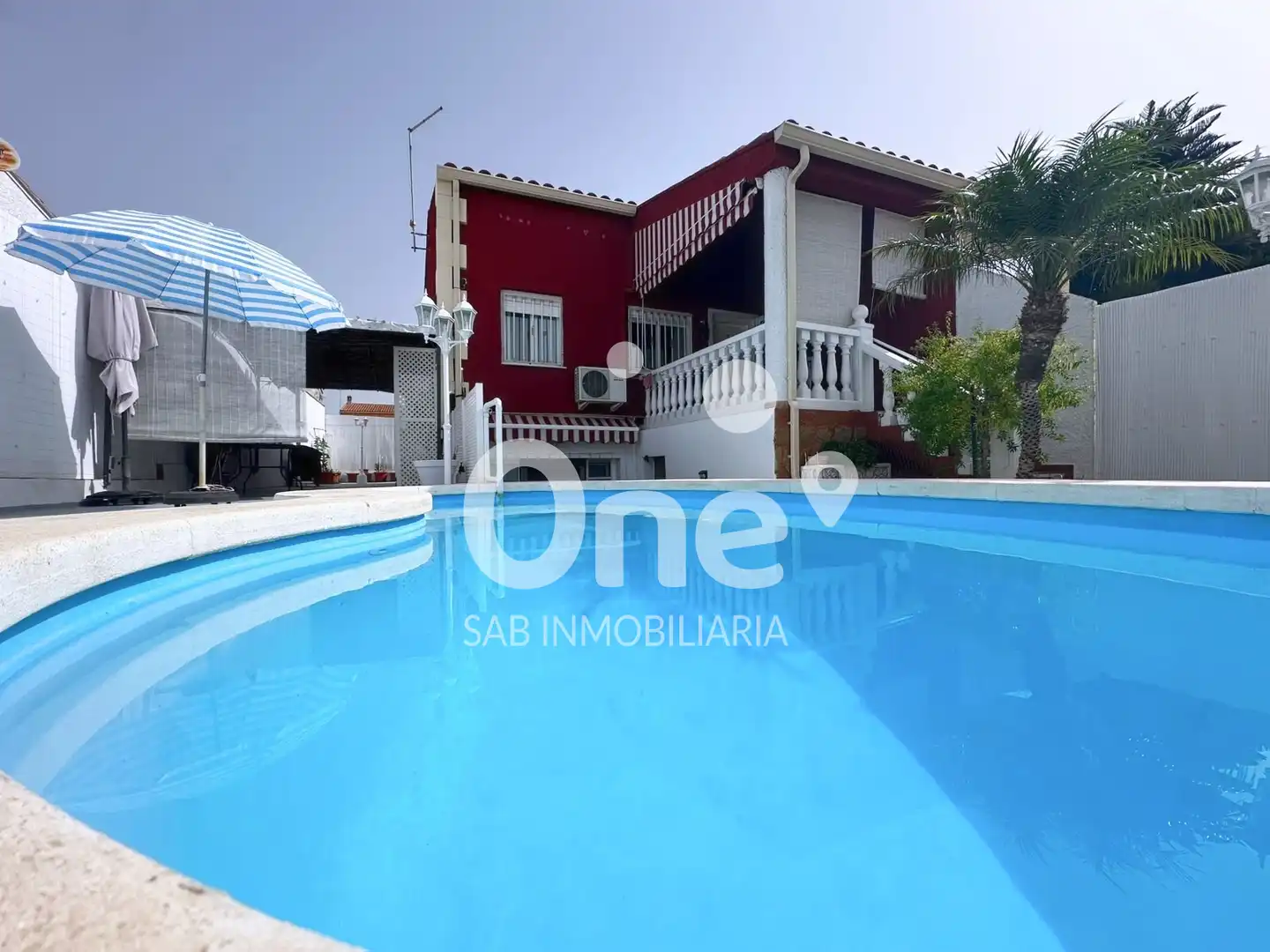 Piscina de Casa adosada en venda en La Pobla de Vallbona amb Aire condicionat, Jardí privat i Terrassa