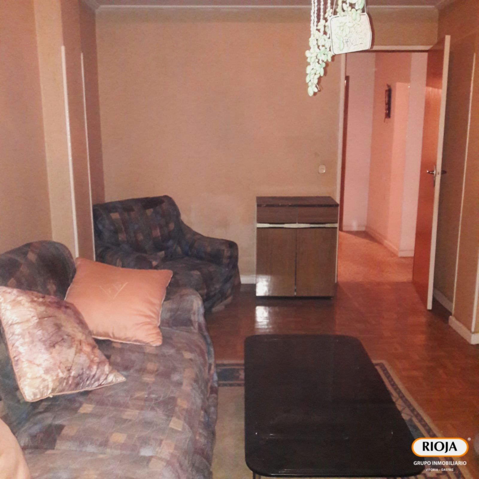 Sala de estar de Piso en venta en Vitoria - Gasteiz con Terraza, Trastero y Amueblado