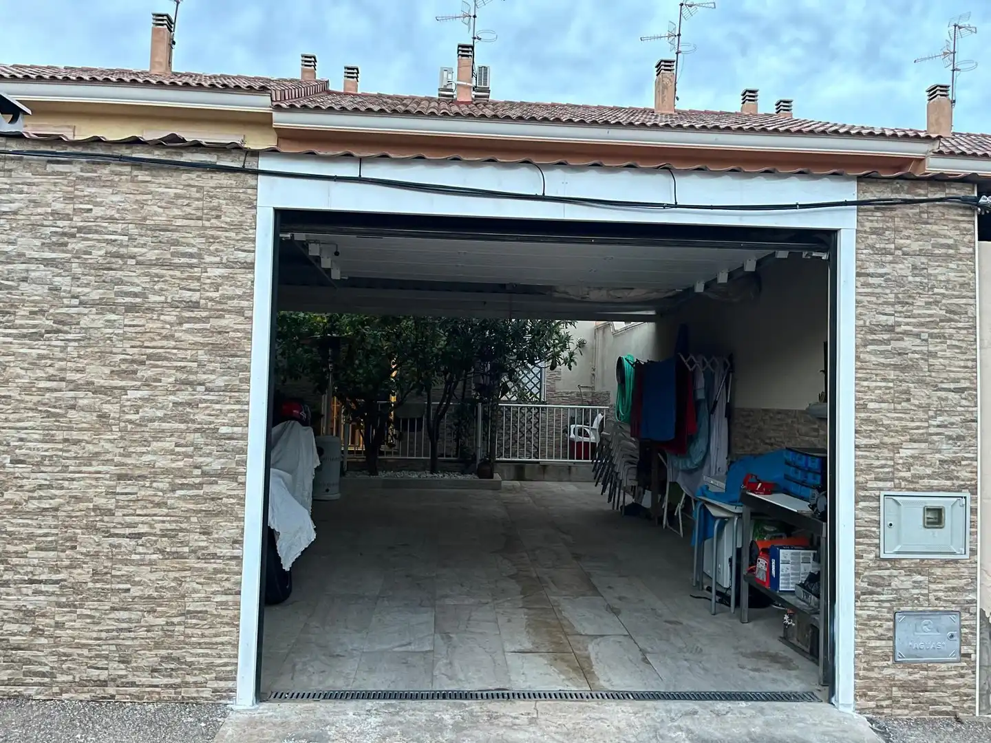 Aparcament de Casa adosada en venda en Almansa amb Calefacció, Jardí privat i Terrassa