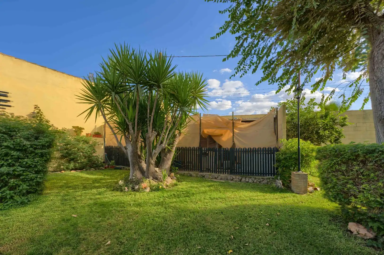 Jardín de Casa o chalet en venta en Sanlúcar la Mayor con Aire acondicionado, Calefacción y Jardín privado