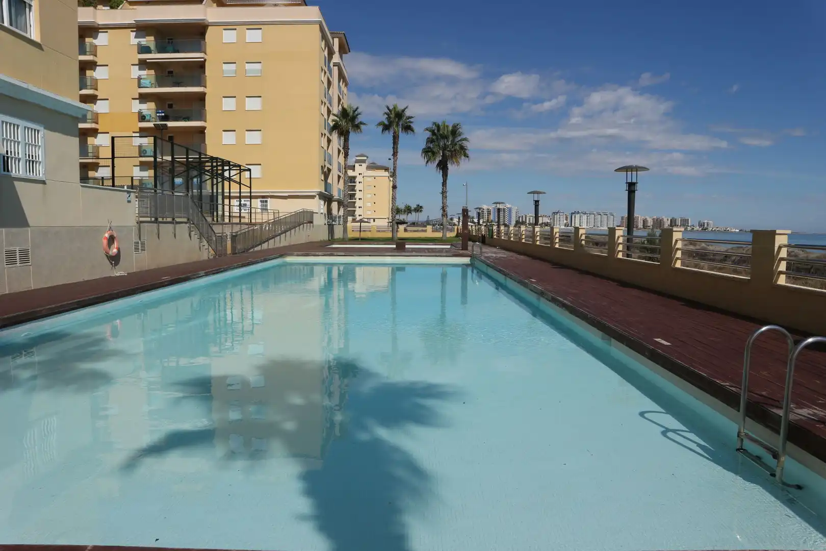Schwimmbecken von Wohnungen zum Verkauf in La Manga del Mar Menor mit Klimaanlage, Heizung und Terrasse
