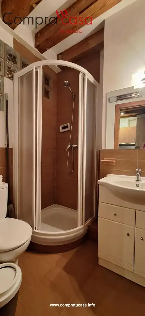 Baño de Estudio de alquiler en Segovia con Calefacción, Amueblado y Balcón