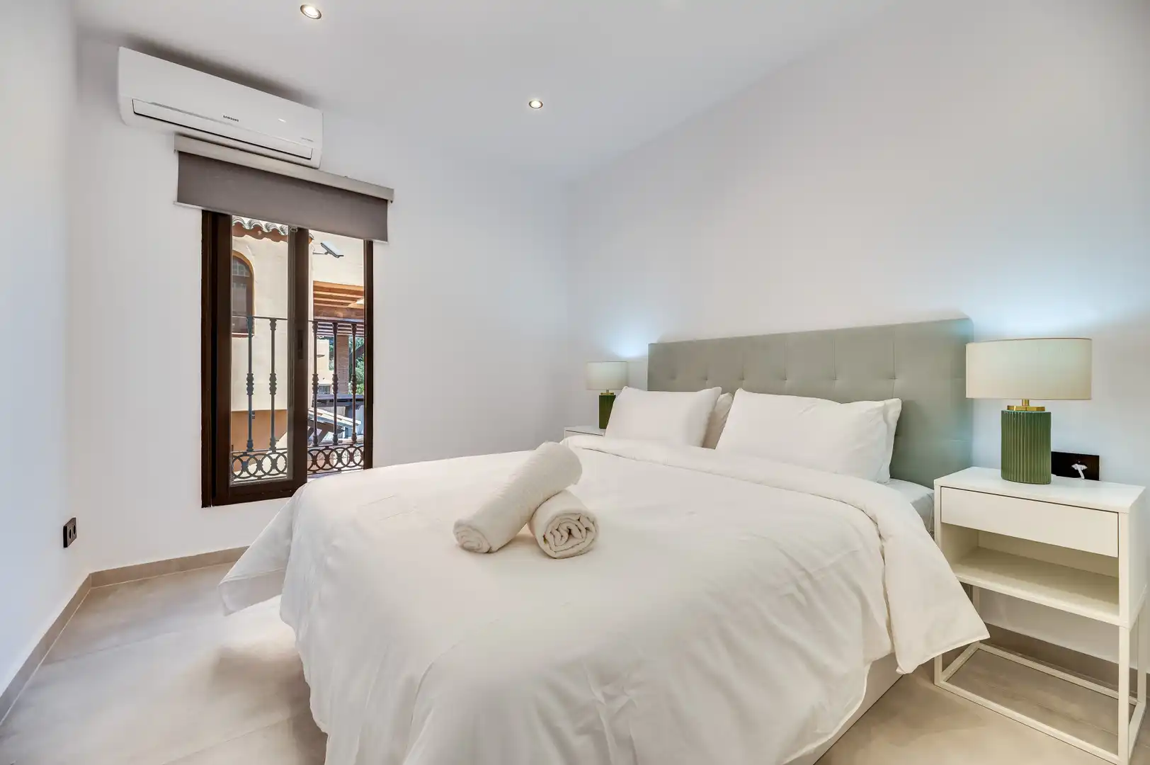 Dormitori de Apartament en venda en Estepona amb Aire condicionat, Terrassa i Piscina