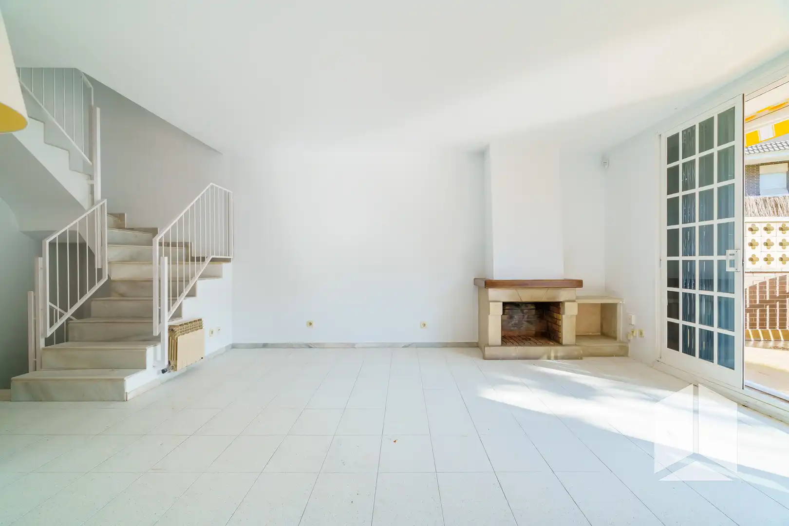 Sala de estar de Casa adosada en venta en Castelldefels con Aire acondicionado, Calefacción y Terraza
