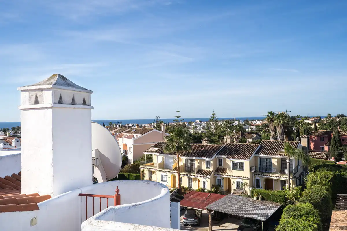 Vista exterior de Àtic en venda en Estepona amb Aire condicionat, Terrassa i Piscina
