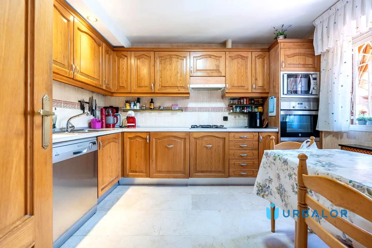 Cocina de Casa adosada en venta en Alcorcón con Calefacción, Jardín privado y Parquet