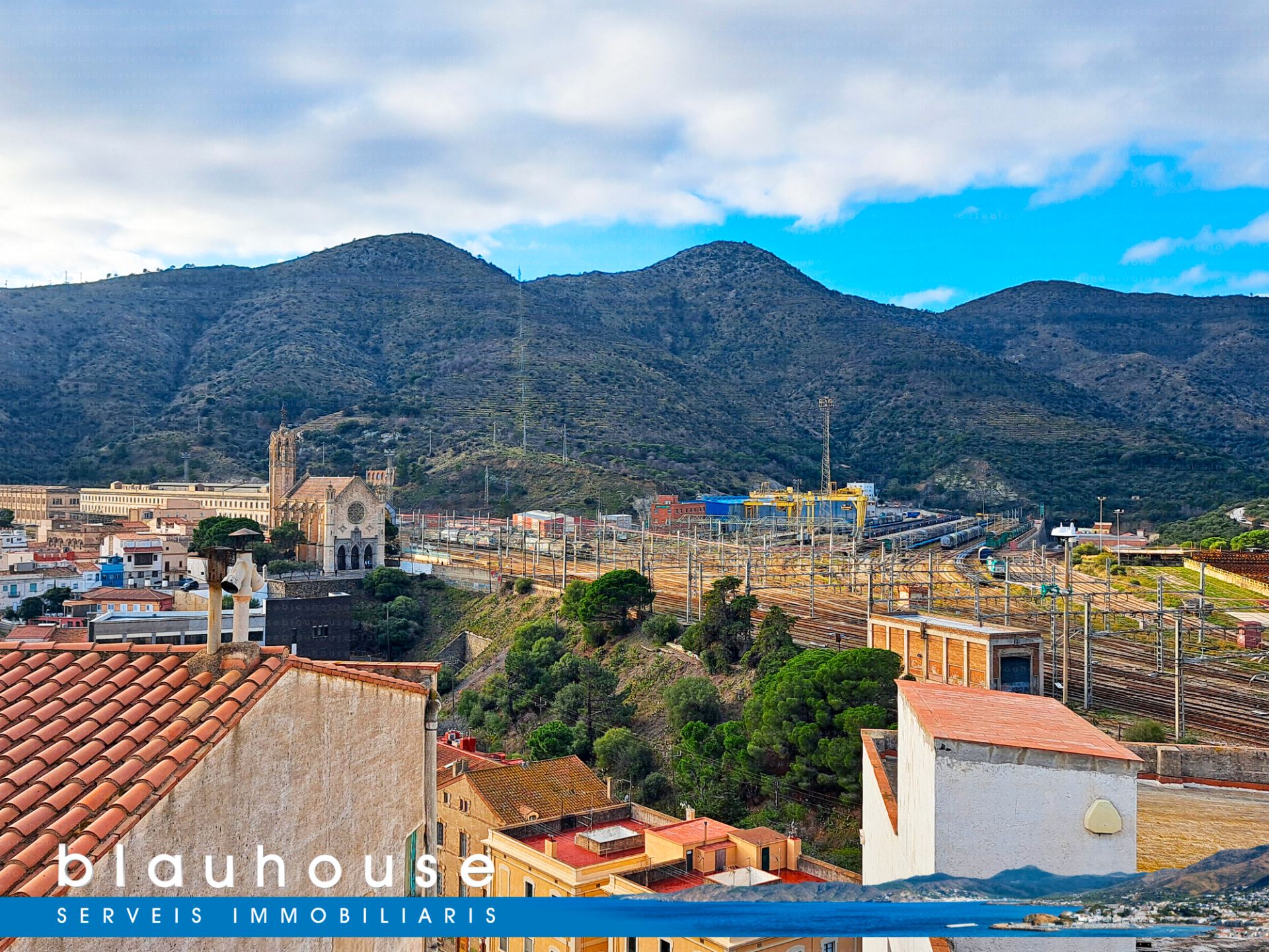 Vista exterior de Casa o xalet en venda en Portbou amb Calefacció, Terrassa i Traster