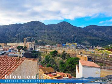 Casa amb balcó en venda a Portbou