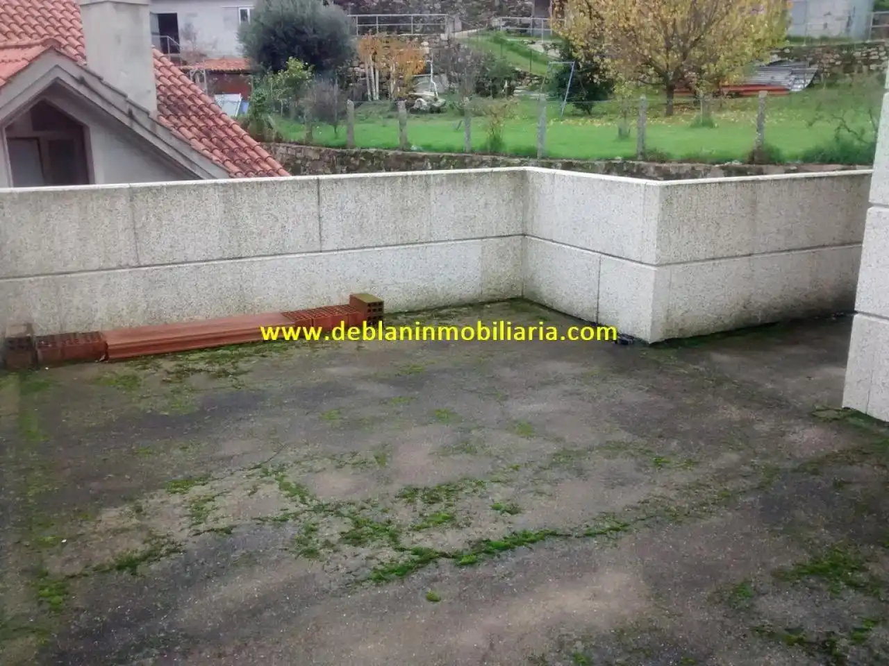 Vista exterior de Casa adosada en venda en Moaña amb Terrassa i Balcó