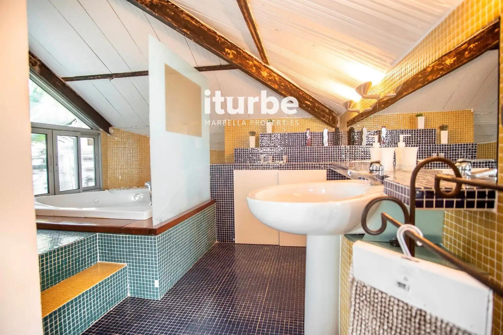 Badezimmer von Dachboden zur Miete in Fuengirola mit Klimaanlage, Terrasse und Möbliert