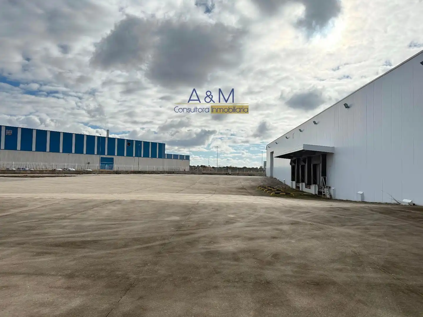 Vista exterior de Nave industrial de alquiler en Villabrázaro