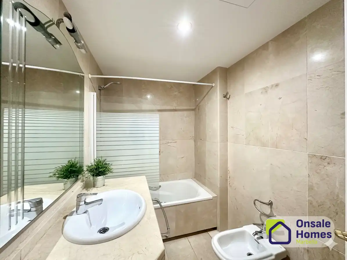 Baño de Piso en venta en Marbella con Aire acondicionado, Terraza y Trastero
