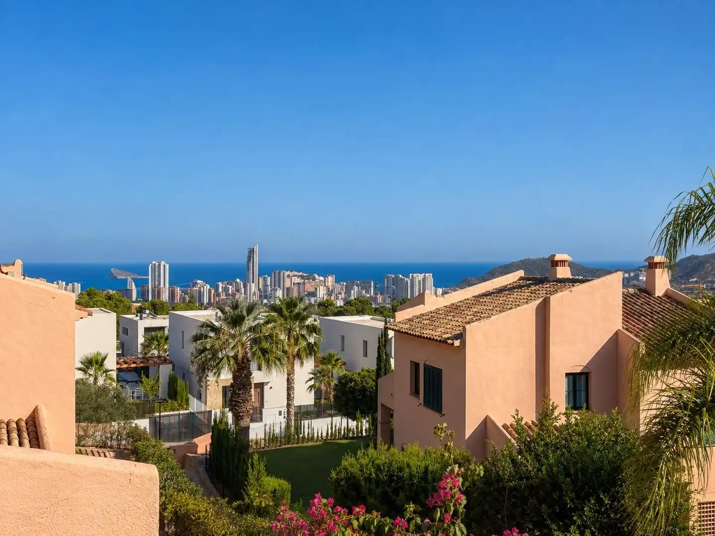Vista exterior de Casa adosada en venda en Finestrat amb Aire condicionat, Calefacció i Jardí privat