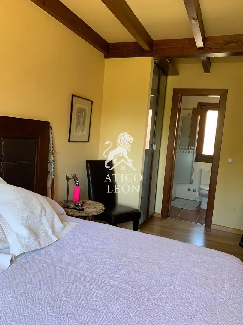 Schlafzimmer von Einfamilien-Reihenhaus zum Verkauf in Valverde de la Virgen mit Heizung, Privatgarten und Abstellraum