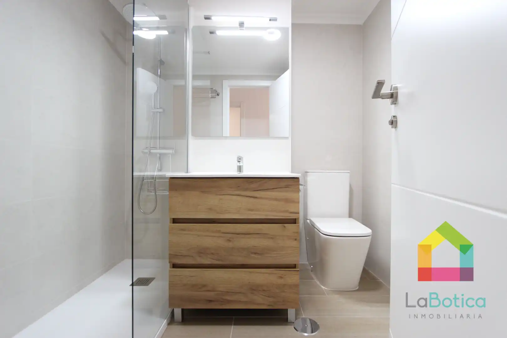Bathroom of Flat for sale in Toledo  with Air Conditioner and Heating