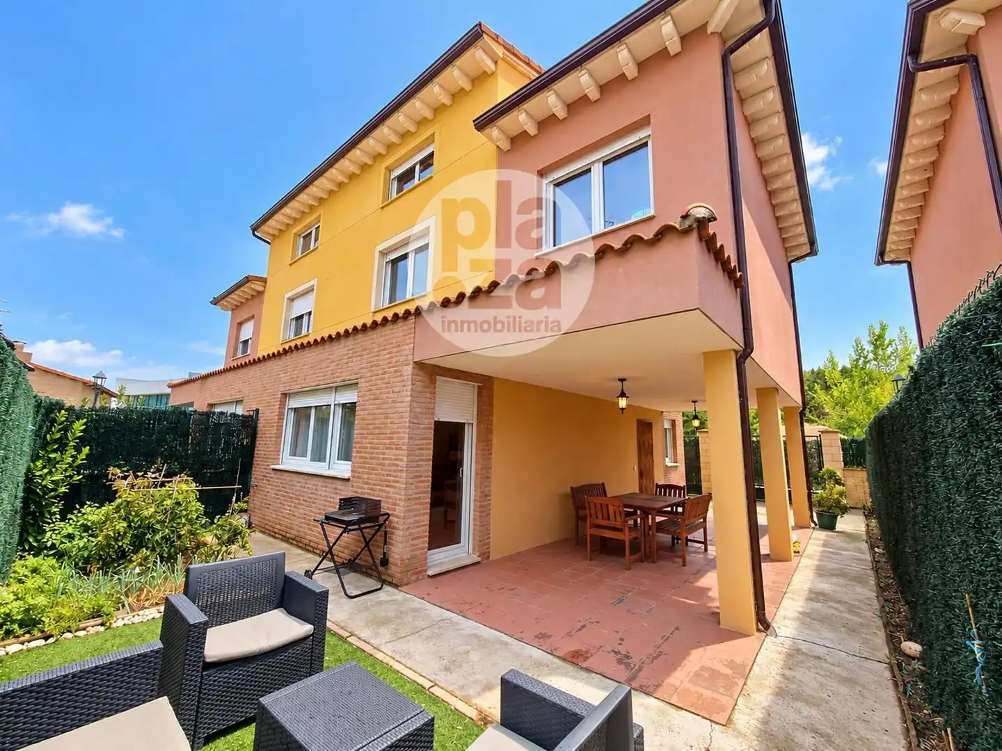 Vista exterior de Casa adosada en venta en Valdorros, Burgos