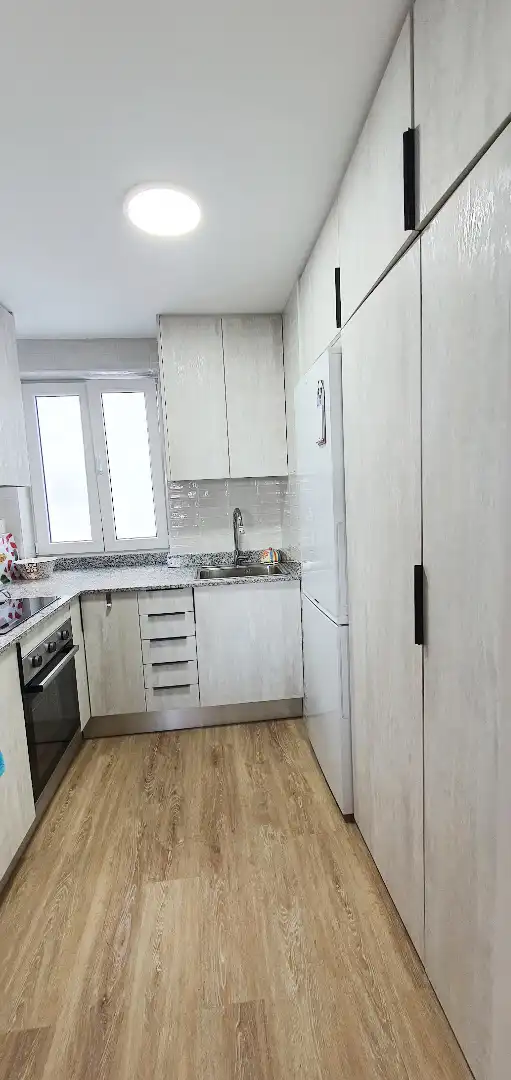 Cuina de Pis de lloguer en Gijón  amb Calefacció, Parquet i Moblat