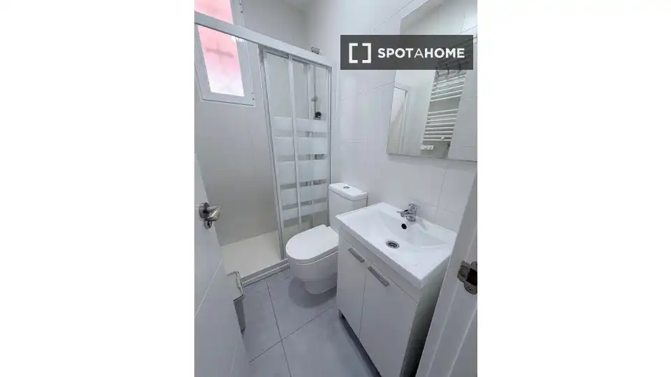 Badezimmer von Wohnung zur Miete in Madrid mit Klimaanlage, Heizung und Möbliert