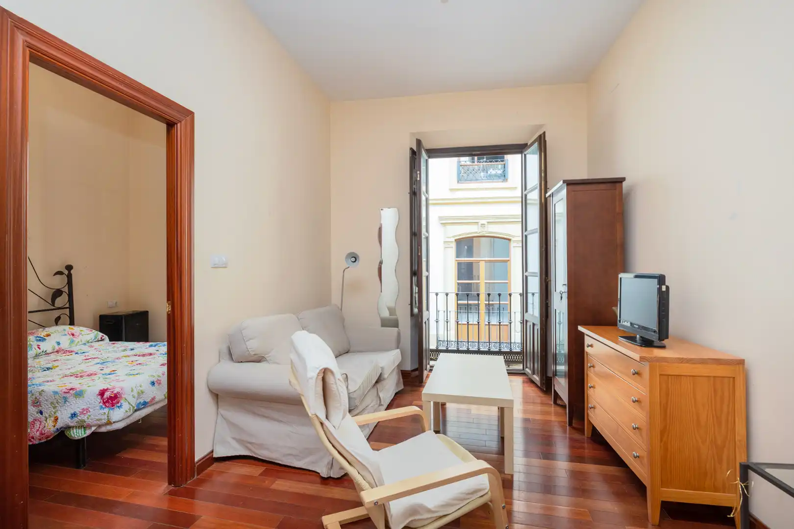Living room of Flat for rent in Granada  with Air Conditioner, Heating and Parquet flooring