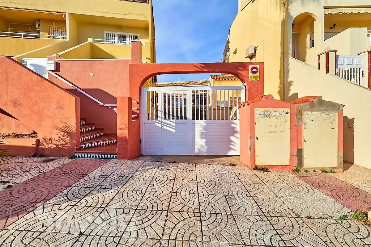 Vista exterior de Casa adosada de lloguer en Torrevieja amb Aire condicionat, Terrassa i Traster
