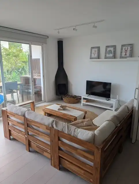 Wohnzimmer von Erdgeschoss zum Verkauf in Palamós mit Klimaanlage, Privatgarten und Terrasse