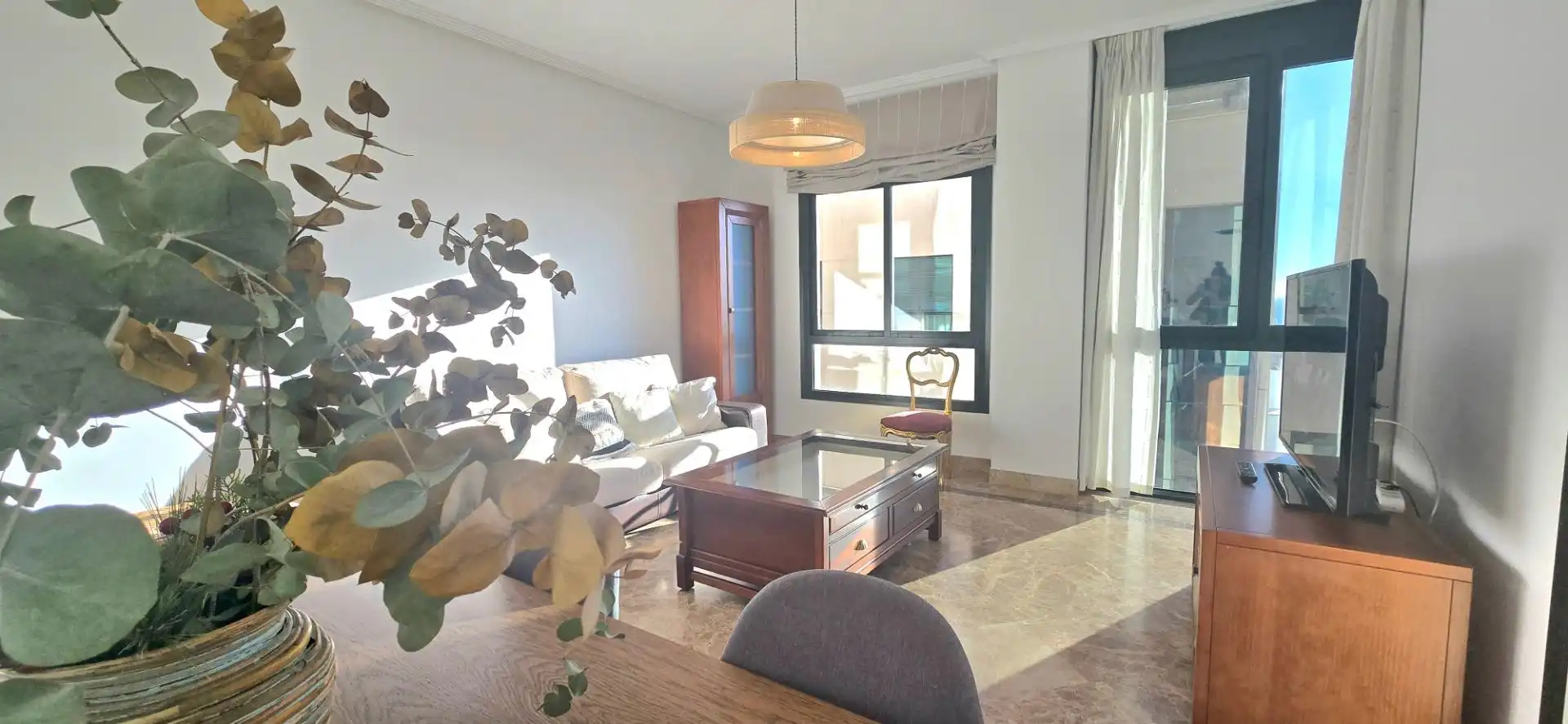 Sala d'estar de Pis de lloguer en Marbella amb Aire condicionat, Moblat i Jacuzzi