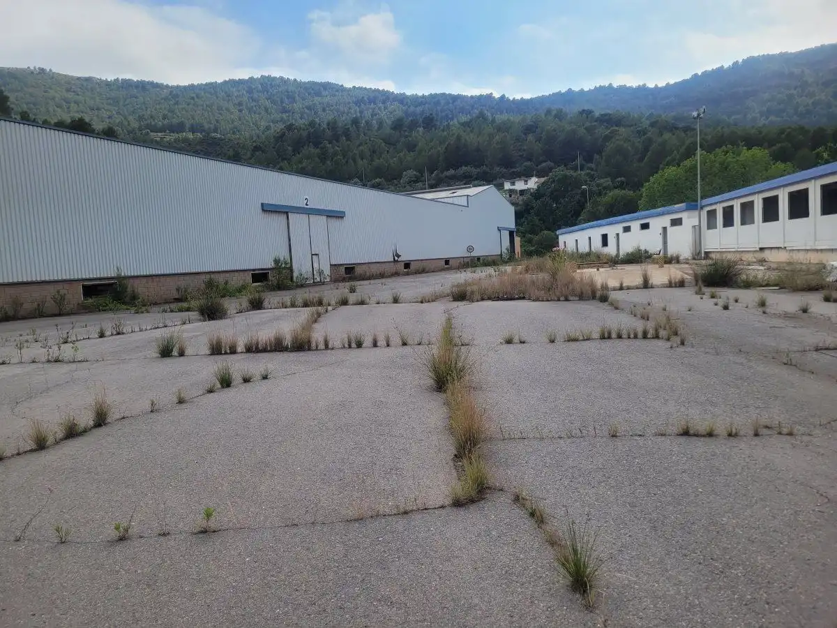 Parkplatz von Fabrikhallen zum Verkauf in Llucena / Lucena del Cid