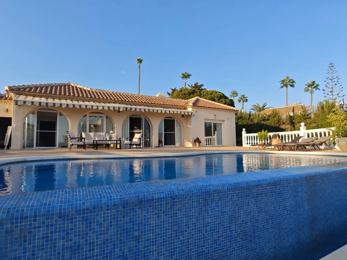 Vista exterior de Casa o xalet de lloguer en Mijas amb Aire condicionat, Calefacció i Jardí privat